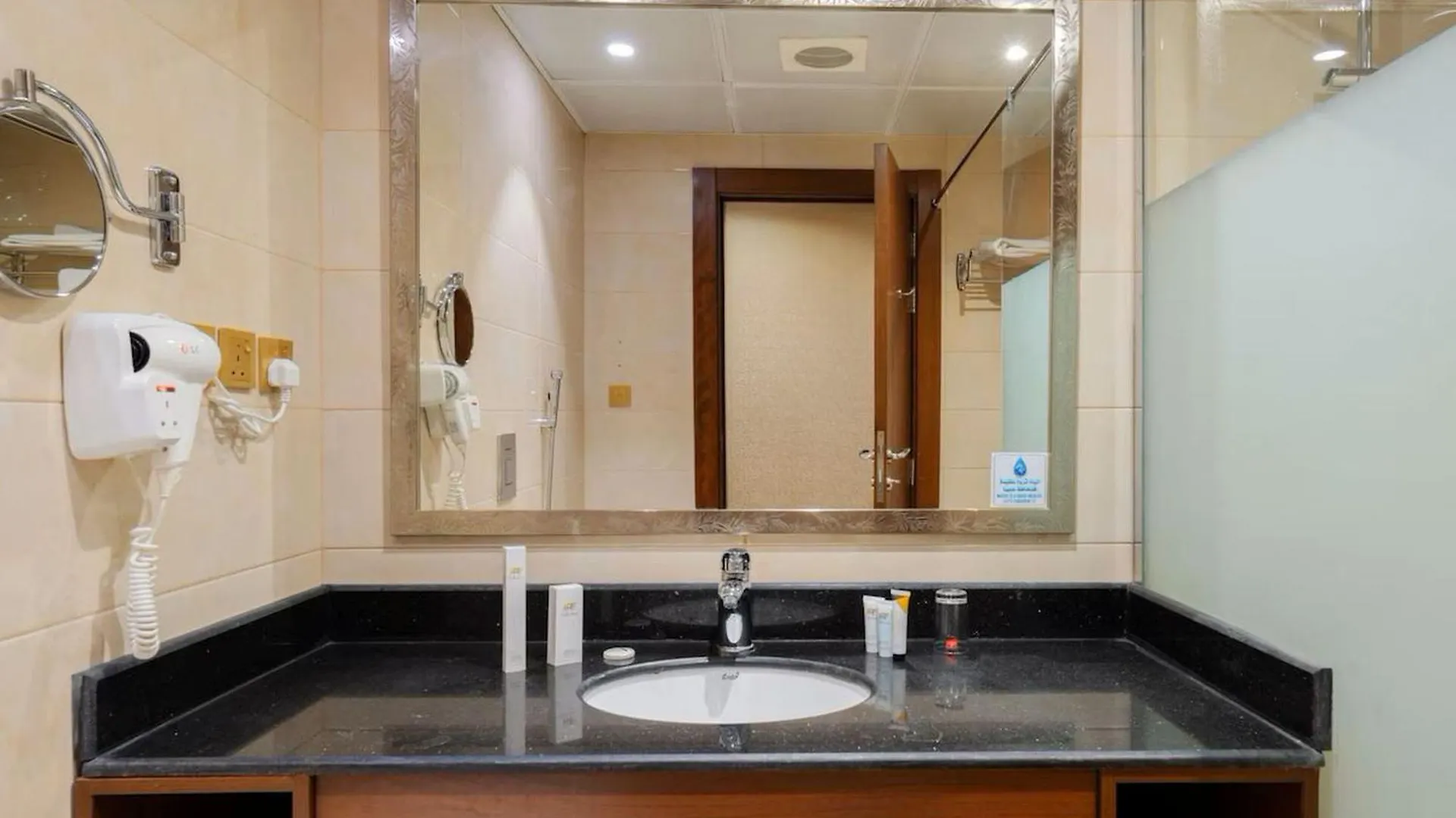 Dancenter Harbour Gateway Jeddah Beach Vivid Plaza Hotel